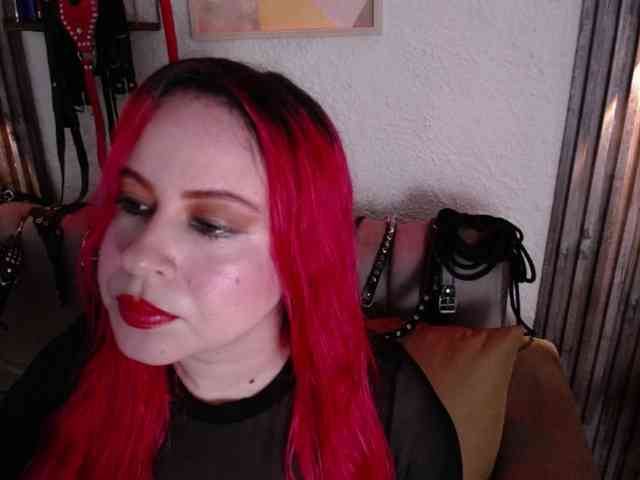 Naty-slavedoll webcam