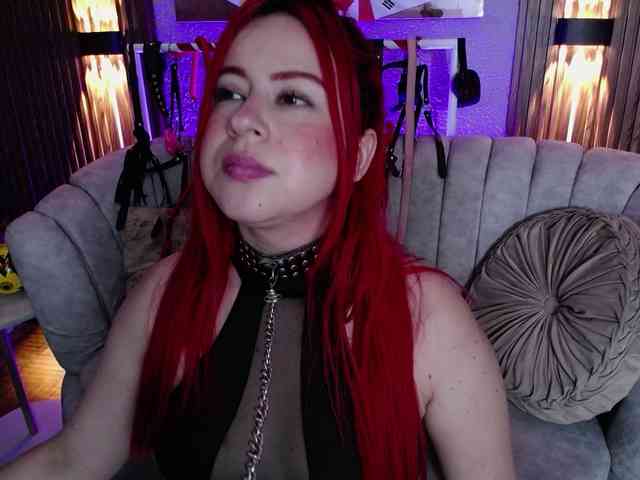 Naty-slavedoll webcam