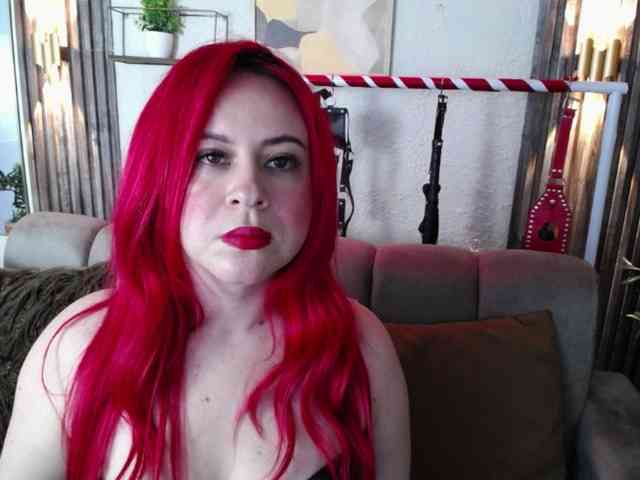 Naty-slavedoll webcam