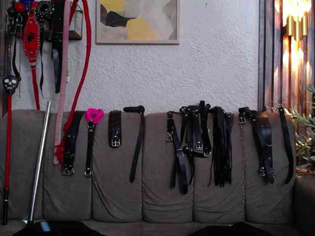 Naty-slavedoll webcam