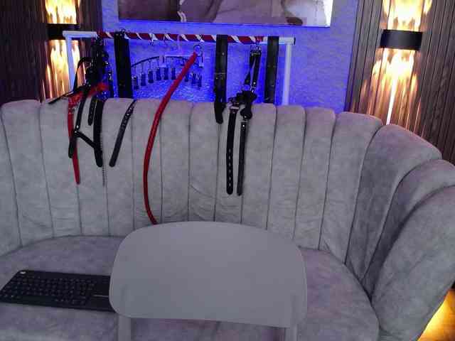 Naty-slavedoll webcam