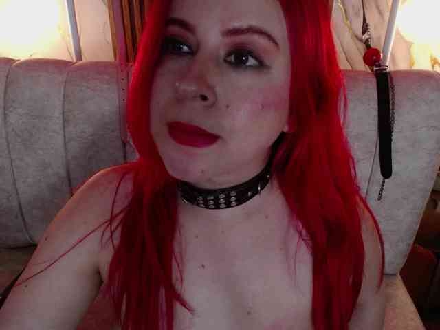 Naty-slavedoll webcam
