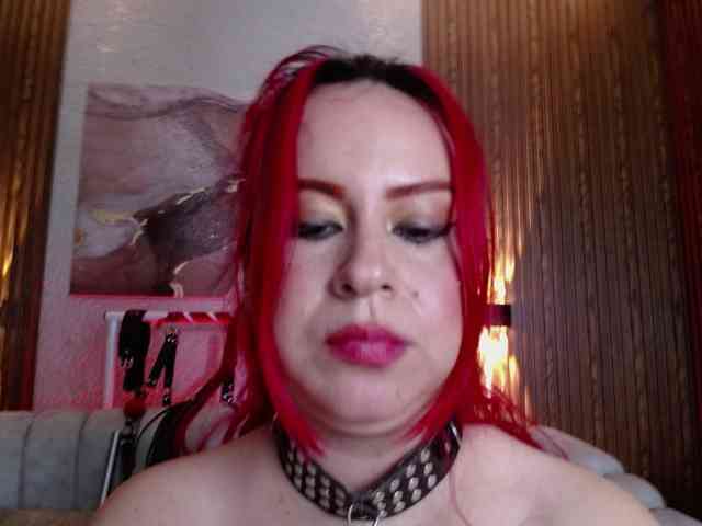 Naty-slavedoll webcam