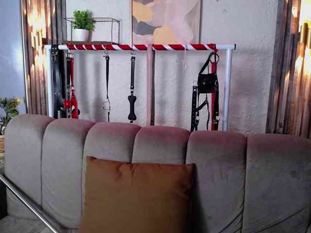 Naty-slavedoll webcam