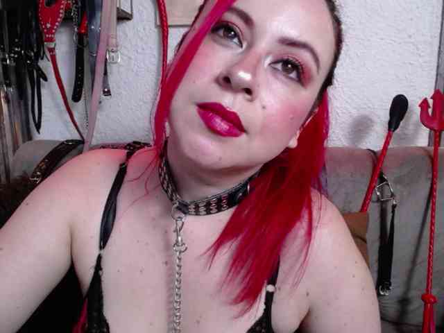 Naty-slavedoll webcam