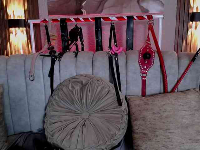 Naty-slavedoll webcam