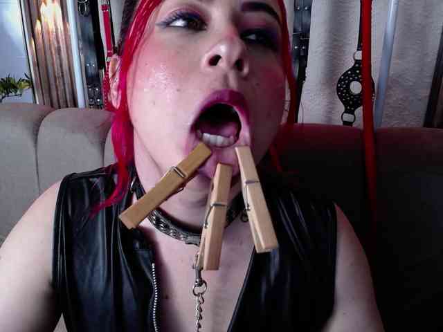 Naty-slavedoll webcam
