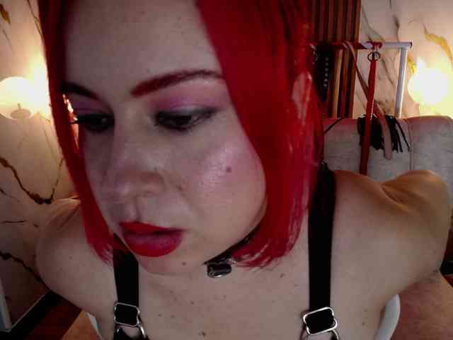 Naty-slavedoll webcam