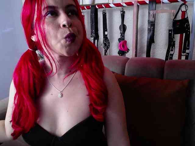 Naty-slavedoll webcam