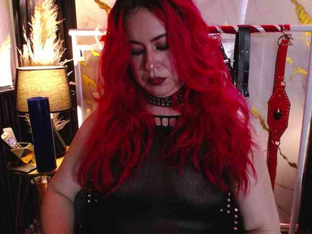 Naty-slavedoll webcam