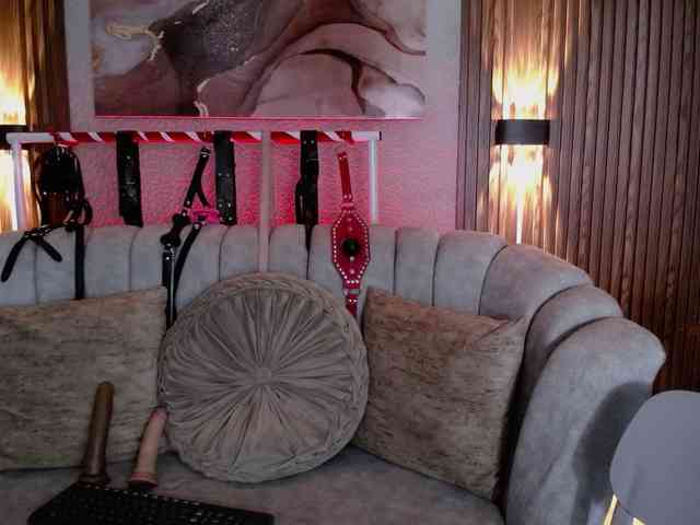 Naty-slavedoll webcam