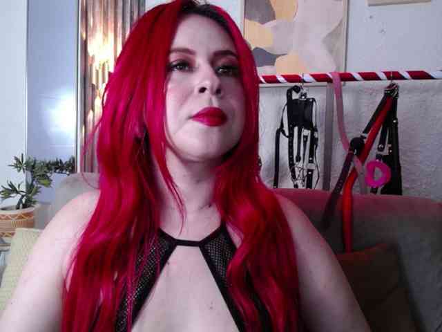Naty-slavedoll webcam