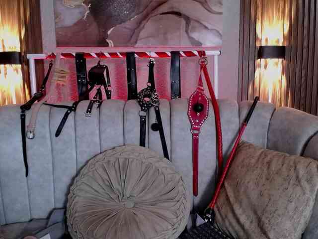 Naty-slavedoll webcam