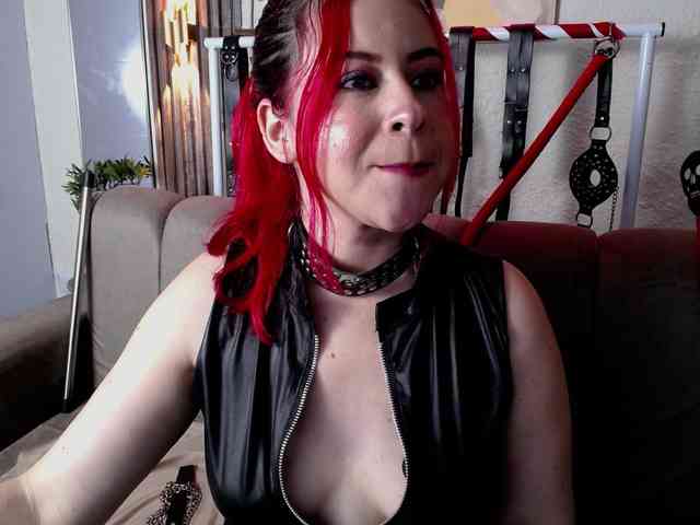 Naty-slavedoll webcam