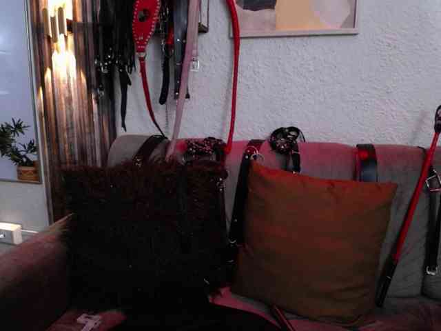 Naty-slavedoll webcam