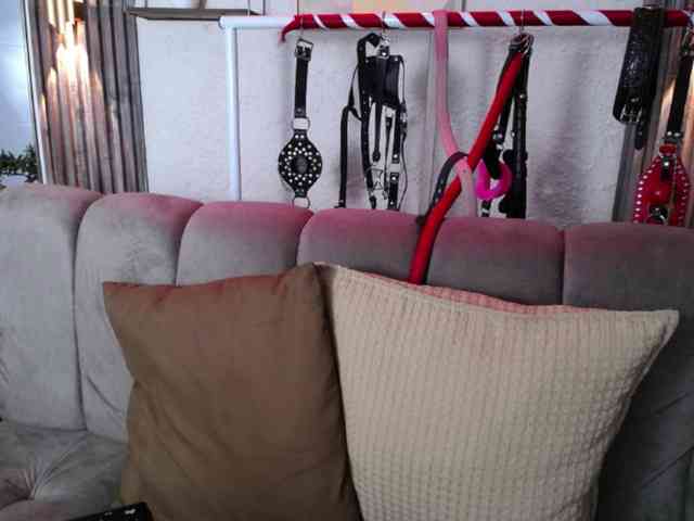 Naty-slavedoll webcam