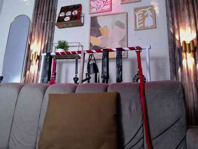 Naty-slavedoll webcam