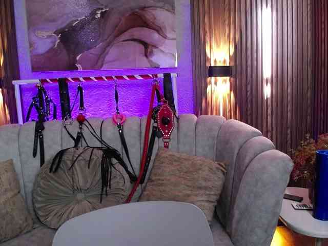 Naty-slavedoll webcam