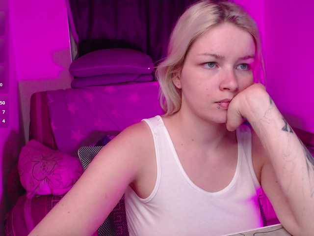le modèle CherryNight666 est en webcam porno dans un show sur le site bongacams, il possède les tags suivants: White/Caucasian,Blonde,Shaved