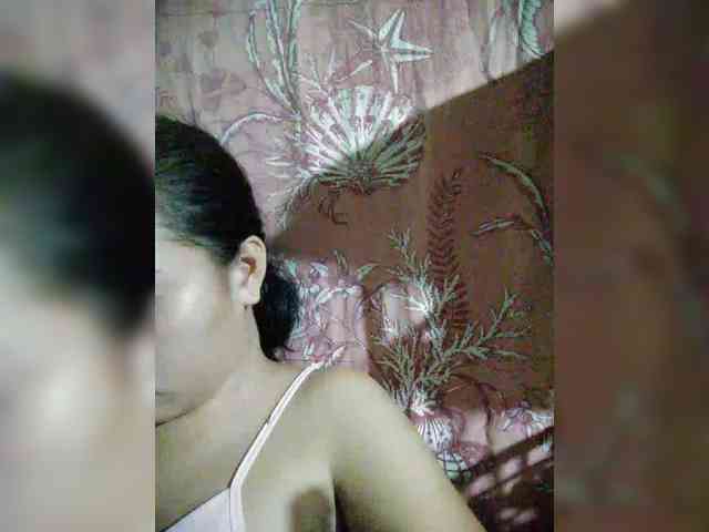 该模特正在直播。 XXhornywetprincess99XX