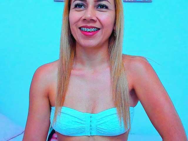 vickycandy live cam on BongaCams