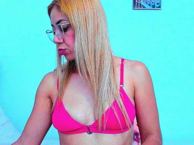 vickycandy live cam on BongaCams