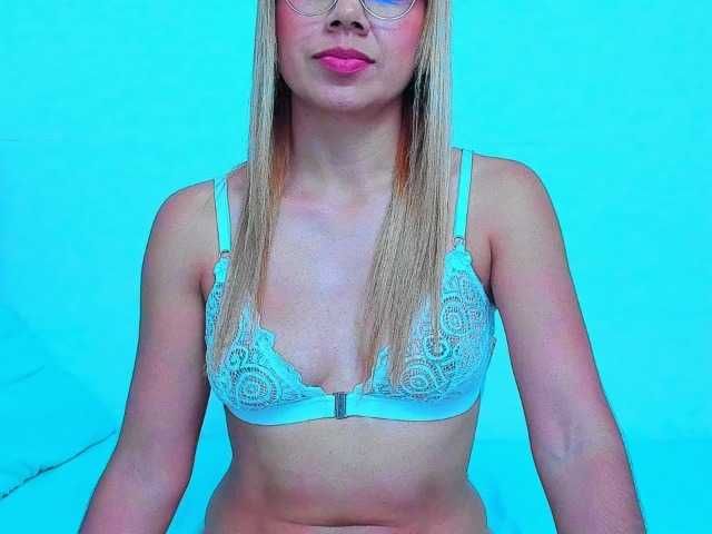 vickycandy live cam on BongaCams