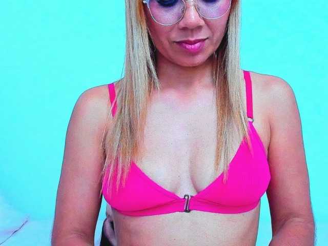 vickycandy live cam on BongaCams
