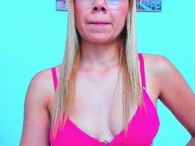 vickycandy live cam on BongaCams