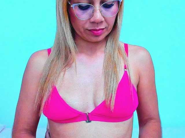 vickycandy live cam on BongaCams
