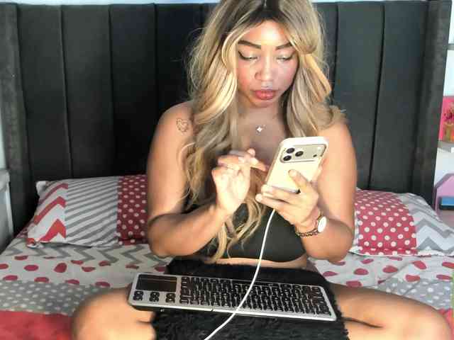 kylieboobs24 webcam