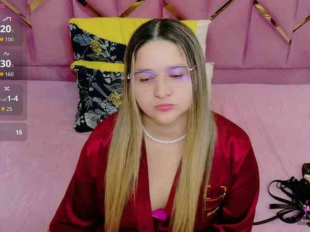 Bu model şu anda canlı. collegepawglovedaddy