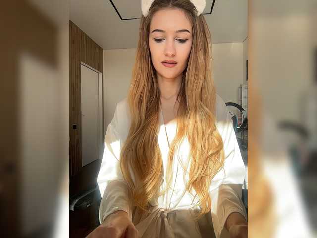 -Lana-Chester- live cam