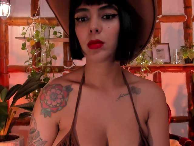 VictoriaMilan live cam on BongaCams
