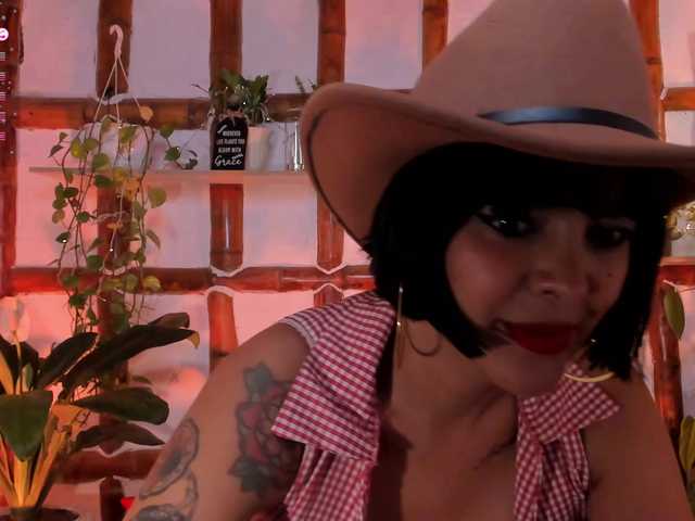 VictoriaMilan live cam on BongaCams