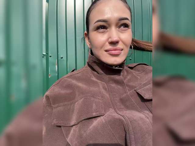 Adel-chocolatee live cam