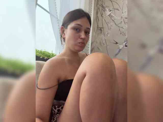 Este modelo está ao vivo agora. Adel-chocolatee