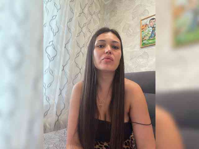 Model ini sedang live sekarang. Adel-chocolatee