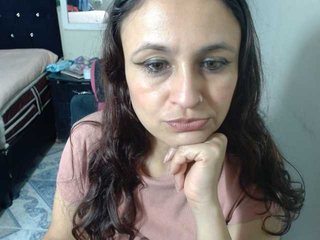 le modèle samanthasquirt1212 est en webcam porno dans un show sur le site bongacams, il possède les tags suivants: Latino/Hispanic,Brunette,Shaved