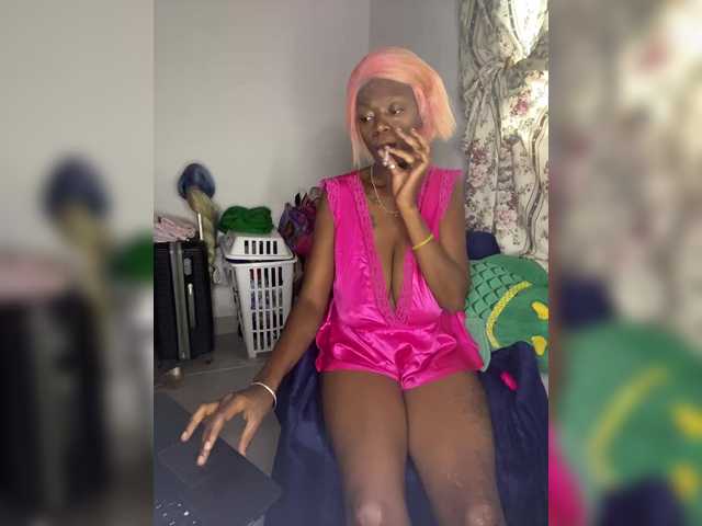 CleavageKING's BongaCams show and profile