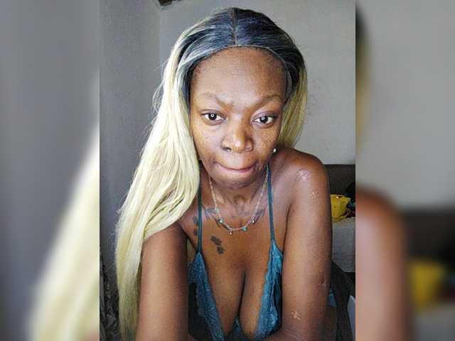 CleavageKING's BongaCams show and profile