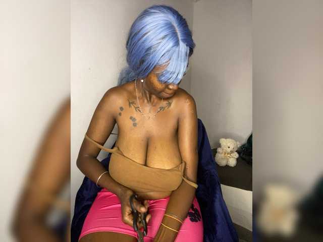 CleavageKING's BongaCams show and profile