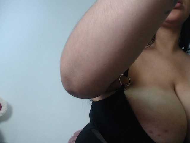 bigboobsrose1 live cam on BongaCams