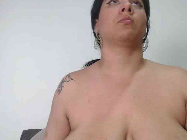 bigboobsrose1 webcam