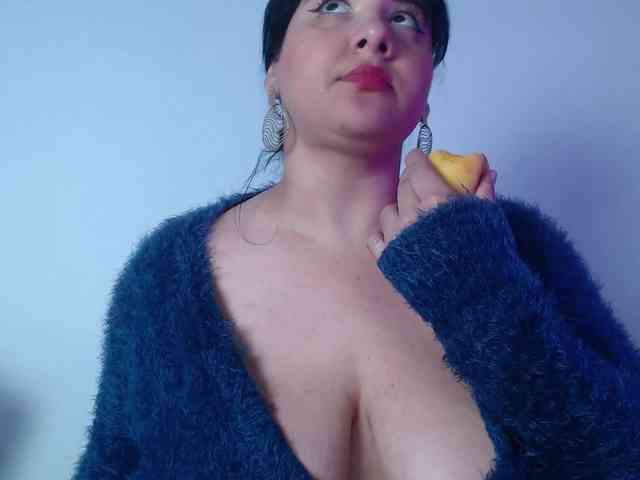 bigboobsrose1 webcam