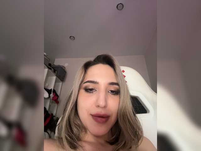 YoloLove live cam on BongaCams