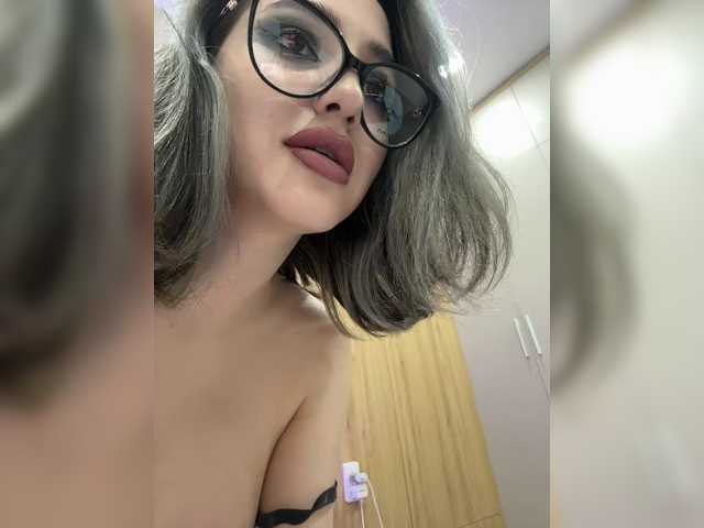 YoloLove live cam on BongaCams