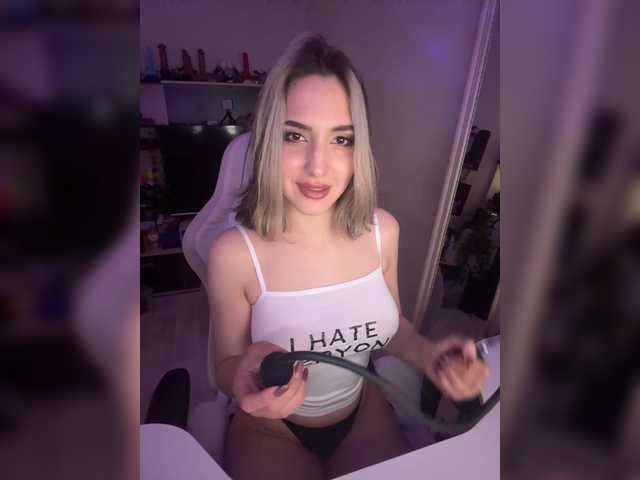 YoloLove live cam on BongaCams