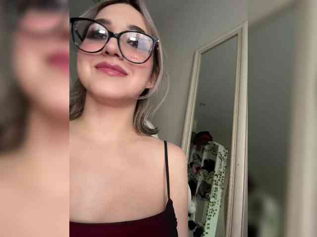 YoloLove Sex Cam Show