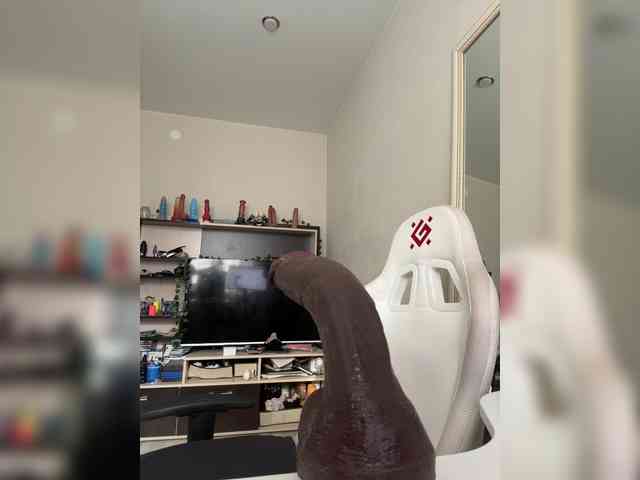YoloLove Sex Cam Show